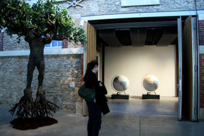 <i>Hombre-árbol</i>, de Federico Guzmán y, al fondo, <i>Mundo masculino / Mundo femenino</i>, de Cristina Lucas, ambas expuestas en Le Centquatre de París.