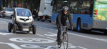 Un ciclista circula por la calle de Luchana, en Madrid.