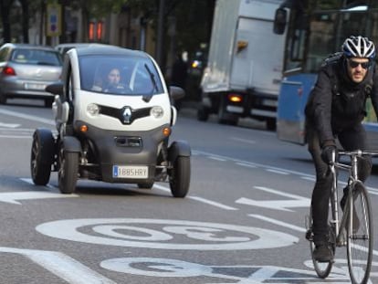 Un ciclista circula por la calle de Luchana, en Madrid.