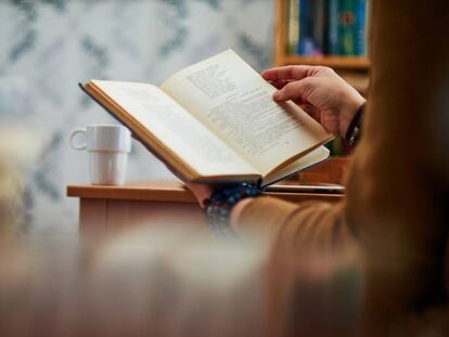 Una persona leyendo un libro.