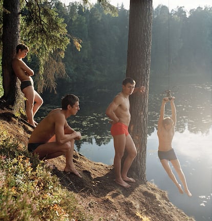'Valery Katsuba
Saltando de una Cuerda en el Rio Oredezh', 2006.