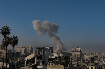 Una columna de humo se levanta de un edificio tras un ataque israelí, este domingo en Ciudad de Gaza.  
