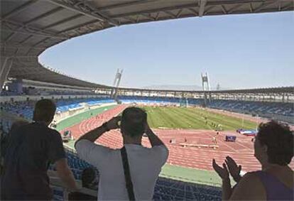 Un grupo de espectadores, ayer durante los Campeonatos de Espa?a de Atletismo que inauguraron el estadio Mediterrneo de Almera.