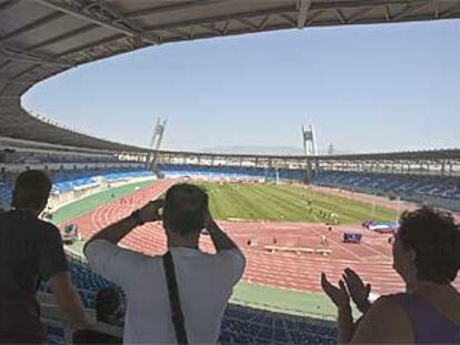 Un grupo de espectadores, ayer durante los Campeonatos de España de Atletismo que inauguraron el estadio Mediterráneo de Almería.