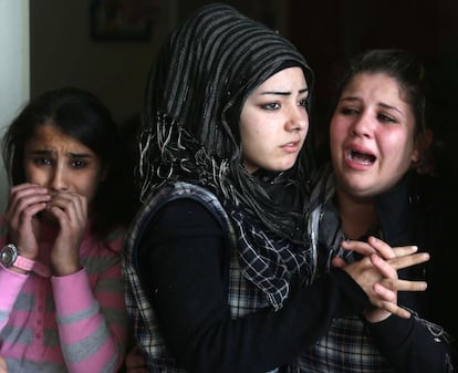 Estos nuevos atentado se producen tan solo cuatro días después de la formación del nuevo Gobierno libanés, que tras diez meses de consultas está integrado por ministros de las distintas fuerzas políticas, entre ellas Hizbulá. En la imagen una jovenes lloran tras el atentado, 19 de febrero de 2014.