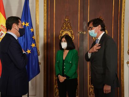 El presidente de la Junta de Andalucía, Juanma Moreno, recibe en el palacio de San Telmo al ministro de Sanidad, Salvador Illa, y a la ministra de Política Territorial y Función Pública, Carolina Darías, antes de la reunión del Consejo Interterritorial de Salud este miércoles.