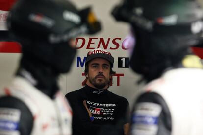 Fernando Alonso espera en boses durante la carrera de resistencia de las 24 Horas de Le Mans (Francia). 