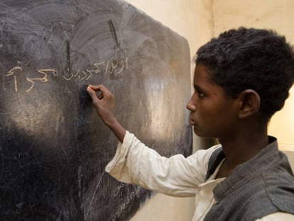 Un alumno escribe en la pizarra en una escuela de Manan Telkouk, en Sud&aacute;n.  