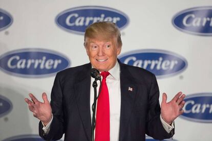 Donald Trump durante su visita a la f&aacute;brica que cambi&oacute; sus planes de llevarse parte de su producci&oacute;n a M&eacute;xico