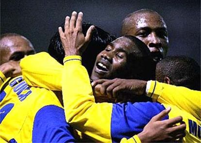 Los jugadores colombianos felicitan a Edwin Congo por su primer gol.
