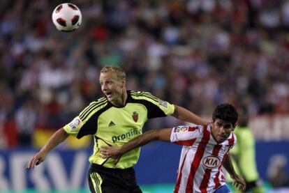 Diego Costa y Jarosik pelean por el balón.