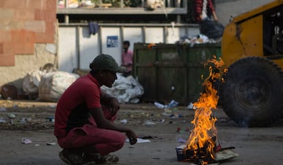 La quema de basura y cultivos, junto a la falta de aplicación de leyes relativas al polvo generado en la construcción, contribuyen a la elevada contaminación en Nueva Delhi.