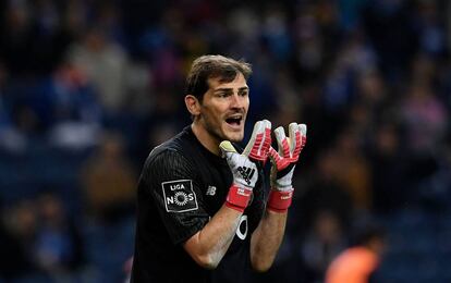 Iker Casillas gesticula durante el partido del Oporto contra el R&iacute;o Ave este domingo.