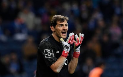 Iker Casillas gesticula durante el partido del Oporto contra el R&iacute;o Ave este domingo.