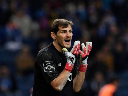 Iker Casillas gesticula durante el partido del Oporto contra el R&iacute;o Ave este domingo.