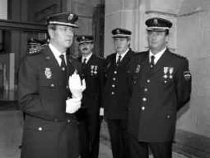B 37127 - (02/oct/00) - color -Jefe Superior de Policia de Barcelona en la celebración de la festividad del patrón de la Policia Nacional, Miguel Angel Fernadez Rancaño - Foto: Silvia T. Colmenero