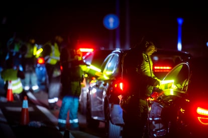 Controles simultáneos a varios vehículos en la antigua N-IV, en Villaverde (Madrid).