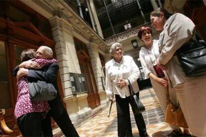 Abogados y familiares de las víctimas de la dictadura se abrazan tras oír la decisión de la Corte de Santiago.