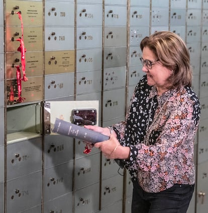 Genoveva Pitarch, nieta de María Moliner, introduce un ejemplar de la primera edición del 'Diccionario del uso del español'.