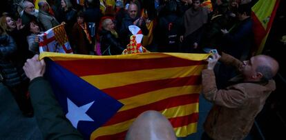 Un grupo de manifestantes sostiene una bandera estelada durante una protesta en Barcelona.