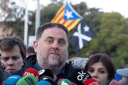 Oriol Junqueras, líder de ERC, atiende a los medios durante la manifestación independentista. 