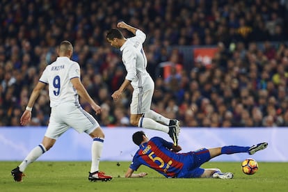 Busquets le arrebata el balón al jugador del Real Madrid Cristiano Ronaldo, durante un partido de Liga celebrado en el Camp Nou, en 2016.