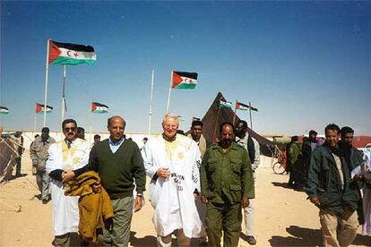 El congresista Joseph Pitts, junto a Mohammed Abdelaziz, presidente del Frente Polisario, a la derecha, y Mouloud Said, en agosto de 2001, en Tinduf.