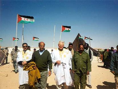 El congresista Joseph Pitts, junto a Mohammed Abdelaziz, presidente del Frente Polisario, a la derecha, y Mouloud Said, en agosto de 2001, en Tinduf.