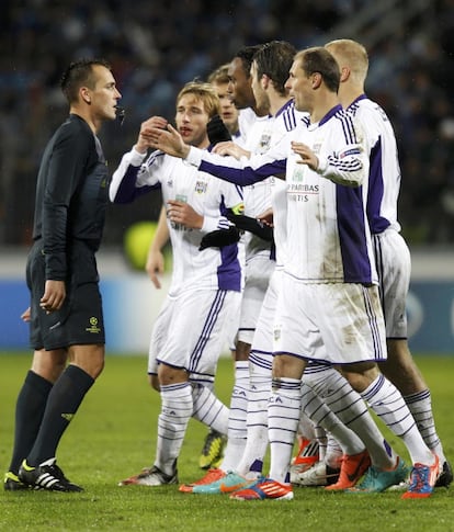 Los jugadores del Anderlecht protestan la desición del penalti.