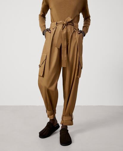 Si quieres un básico infalible, con un toque de diseño que marque la diferencia, hazte con estos pantalones cargo de Adolfo Domínguez y lo tendrás.

139€