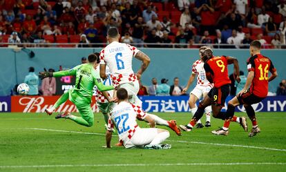 Lukaku, con el nueve, remata el palo este jueves en el partido entre Croacia y Bélgica en el estadio Ahmad Bin Ali, en Doha.