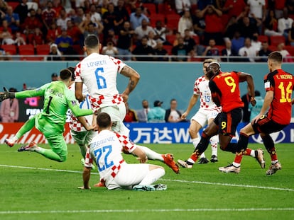 Lukaku, con el nueve, remata el palo este jueves en el partido entre Croacia y Bélgica en el estadio Ahmad Bin Ali, en Doha.