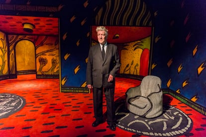 David Lynch, quien nunca quiso limitarse únicamente como cineasta, posa en la inauguración de su exposición 'Entre dos mundos' en la Galería de Arte Moderno de Brisbane, Australia,  el 13 de marzo de 2015.