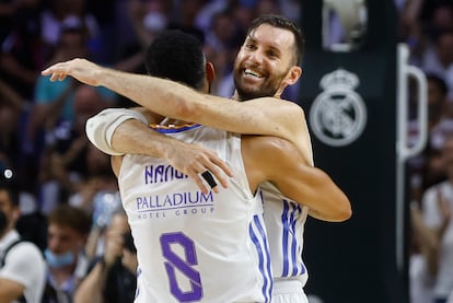 Rudy Fernández y Adam Hanga celebran la victoria tras el cuarto partido de la final de la Liga Endesa que Real Madrid y Barça jugaron este domingo en el WiZink Center.