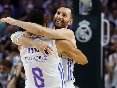 Rudy Fernández y Adam Hanga celebran la victoria tras el cuarto partido de la final de la Liga Endesa que Real Madrid y Barça jugaron este domingo en el WiZink Center.