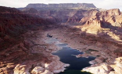 De no ser por la sequía, la mayor parte de la zona que presenta esta vista aérea estaría cubierta por el agua del lago Powell, en el río Colorado, que lleva agua a varios estados de la zona Sur de Estados Unidos.