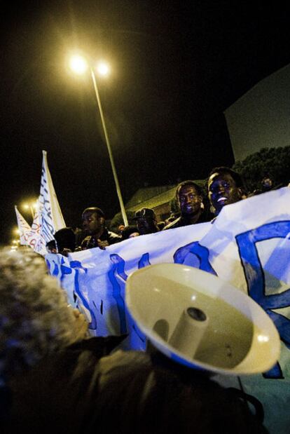 La concentración de ayer frente al CIE de la Zona Franca.