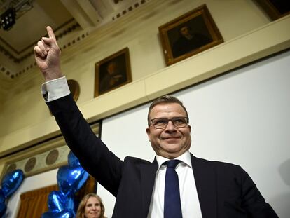 El líder conservador, Petteri Orpo, celebra la victoria electoral, este domingo en Helsinki.