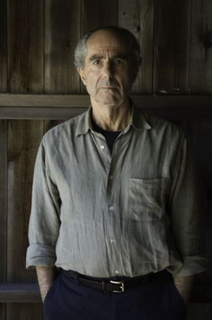 Imagen del escritor Philip Roth posando en su casa en Warren Conn. 