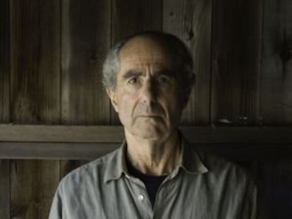 Imagen del escritor Philip Roth posando en su casa en Warren Conn. 