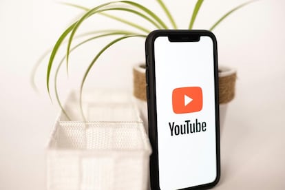 Smartphone con el logo de YouTube