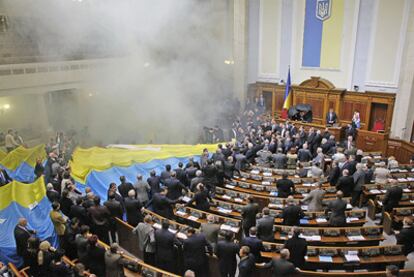 La sesión de la Rada Suprema (Parlamento de Ucrania) se ha visto interrumpida por las protestas  de los opositores al acuerdo firmado por Rusia