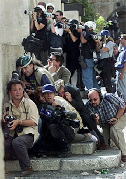 Periodistas grficos y radiofnicos cubren una manifestacin en Jerusaln.