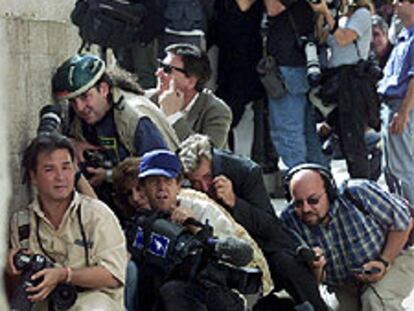 Periodistas gráficos y radiofónicos cubren una manifestación en Jerusalén.