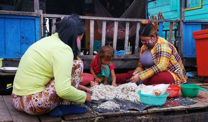 Dos mujeres limpian pescado en el lago Tonlé Sap.