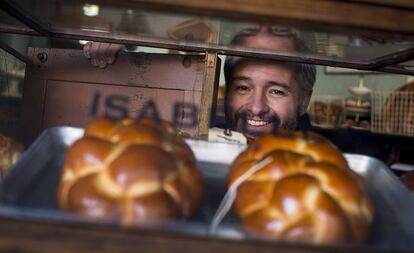 El director Gustavo Ron en la Boulangerie Isabelle’s, el local protagonista de su última película ambientada en Brooklyn. “'My Bakery in Brooklyn' es la historia de una panadería histórica que heredan dos primas que tienen ideas muy distintas acerca de lo que quieren hacer con ella”, explica el cineasta.