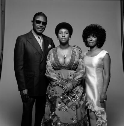 Aretha Franklin (en el centro) con su padre, el predicador C. L. Franklin, y su hermana Carolyn, en Nueva York en 1971.