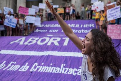 Manifestaci&oacute;n a favor de la legalizaci&oacute;n del aborto y contra el presidente de la C&aacute;mara de Diputados de Brasil, Eduardo Cunha, en R&iacute;o de Janeiro en 2015.