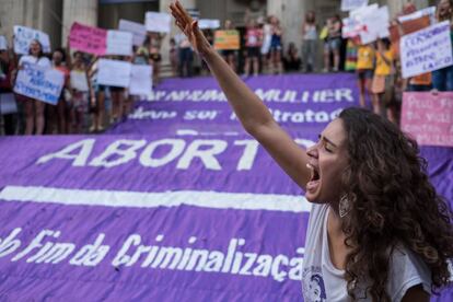 Manifestación a favor de la legalización del aborto y contra el presidente de la Cámara de Diputados de Brasil, Eduardo Cunha, en Río de Janeiro en 2015.