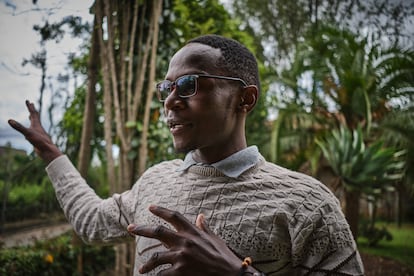 Justin Kapanga (25 años), experto en economía, atribuye el origen de la deuda pública de Kenia “al dinero que se pidió prestado para infraestructuras como carreteras o el ferrocarril”. “La corrupción llevó a que buena parte de los fondos acabaran en bolsillos privados, así que ahora los ciudadanos estamos pagando por proyectos que ni siquiera estamos disfrutando”, lamenta el 9 de junio durante una charla en Nairobi. También participó en las protestas de 2024, donde vio “morir a una persona”. “El futuro social de los kenianos está amenazado, el Gobierno ha propuesto incluso eliminar la gratuidad de los exámenes nacionales”, advierte.